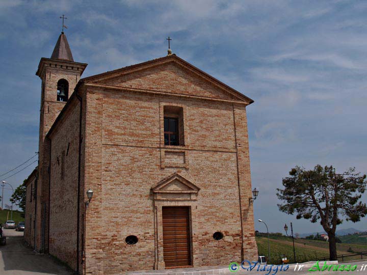 20-P5025562+.jpg - 20-P5025562+.jpg - La chiesa della "Madonna della Carità" (XVIII sec.), situata fuori dal paese.