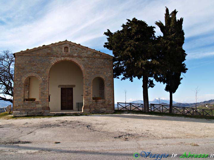 02-P1011024+.jpg - 02-P1011024+.jpg - La piccola chiesa di S. Maria d'Aragona.