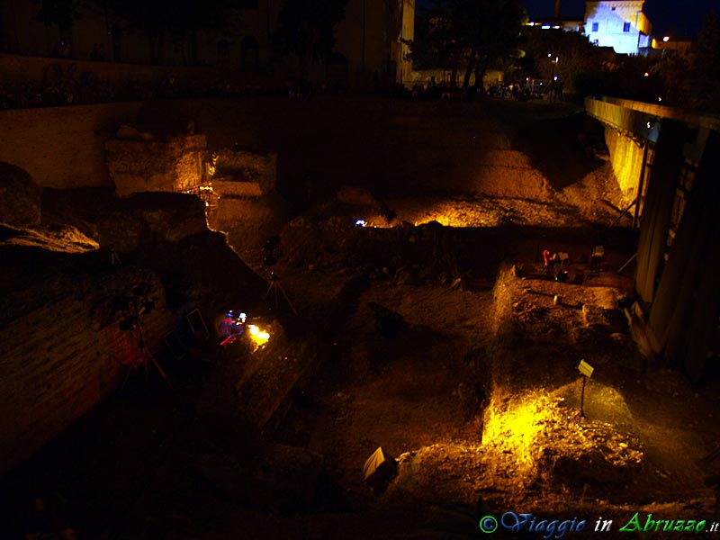 14-P8019041+.jpg - 14-P8019041+.jpg - Una suggestiva rappresentazione teatrale notturna tra le rovine dell'antico Teatro Romano.