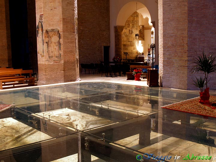 44-P1278124+.jpg - 44-P1278124+.jpg - Basilica-Concattedrale "S. Maria Assunta": i mosaici e le altre tracce murarie rinvenuti sotto il presbiterio.