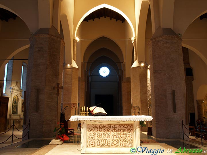 46-P1278131+.jpg - 46-P1278131+.jpg - L'interno, di stile romanico-gotico, della Basilica-Concattedrale "S. Maria Assunta" (XIII sec.). La chiesa è lunga circa 57 m. e larga quasi 25.