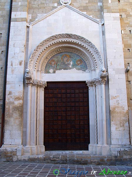 55-P1058065+.jpg - 55-P1058065+.jpg - Basilica-Concattedrale S. Maria Assunta": il terzo portale (1302) che si apre sulla fiancata destra della chiesa. L'opera fu realizzata da Raimondo di Poggio, al quale è attribuito anche l'attiguo portale posto al centro (datato 1288), che funge da ingresso secondario.
