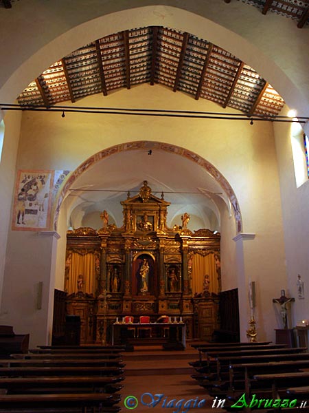 09-P3291978+.jpg - 09-P3291978+.jpg -  L'antica chiesa di "Santa Maria di Porto Lungo",  con soffitto maiolicato e pregevole altare ligneo dorato del 1646.