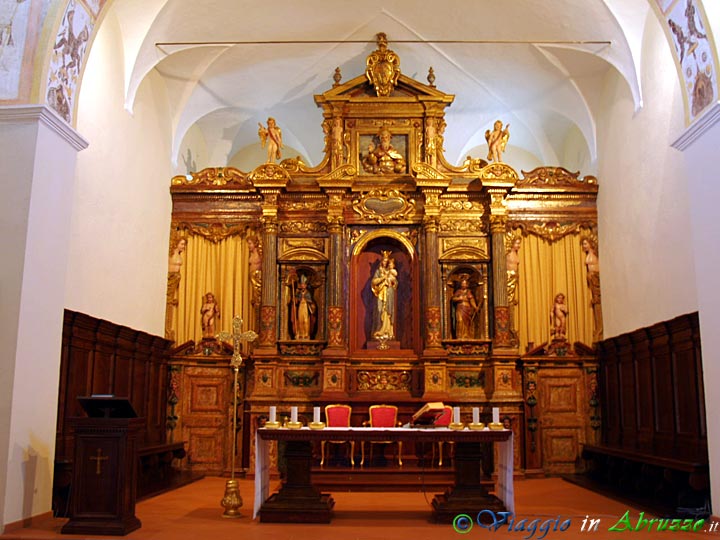 10-P3291985+.jpg - 10-P3291985+.jpg - Il pregevole altare ligneo dorato (1646) nella chiesa di "Santa Maria di Porto Lungo".