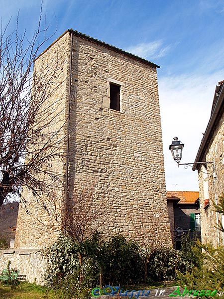 03-P1010902+.jpg - 03-P1010902+.jpg - La torre di avvistamento medievale (XII sec.).