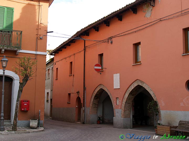06-P1010916+.jpg - 06-P1010916+.jpg - La 'Casa Badiale dei Celestini', fatta edificare dagli Acquaviva nel 1479.