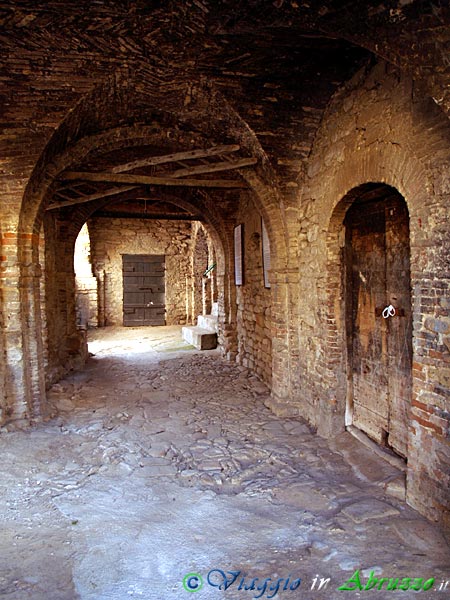 11-P1010932+.jpg - 11-P1010932+.jpg - Il portico dell'antica casa che, secondo un'antica tradizione avvalorata da diversi autorevoli studiosi, identificherebbe il luogo dove sorgeva la casa avita e natale di Ponzio Pilato.