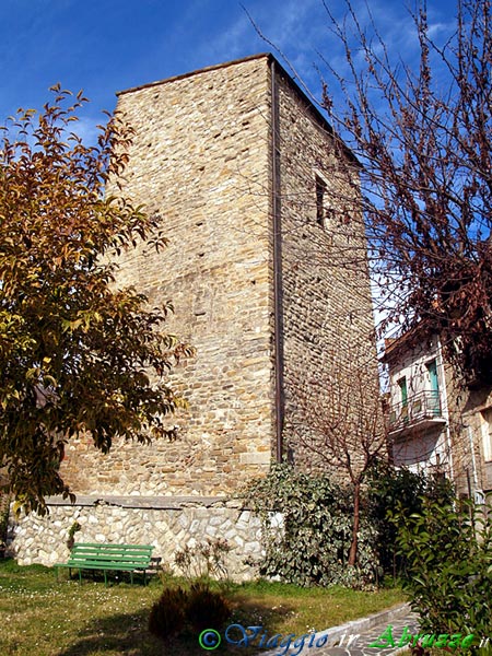 13-P1010901+.jpg - 13-P1010901+.jpg - La torre di avvistamento medievale (XII sec.).
