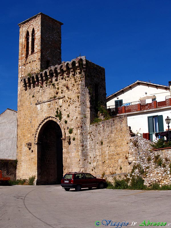 03-P5187922+.jpg - 03-P5187922+.jpg - L'antica "Porta Orientale" (XIV sec., detta   anche Angioina o di S. Giovanni) nell'antico borgo fortificato di Castelnuovo, oggi rione di Campli.