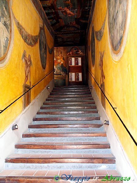 09-P5188034+.jpg - 09-P5188034+.jpg - Santuario della Scala Santa: la scalinata dalla quale scendono i fedeli che hanno salito in ginocchio i 28 gradini dell'adiacente Scala Santa.