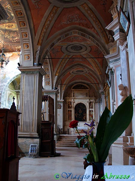 25-P5188141+.jpg - 25-P5188141+.jpg - La navata destra della collegiata di "S. Maria in Platea" (XIV sec.).