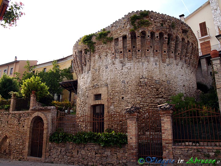 04-P5127214+.jpg - 04-P5127214+.jpg - Il torrione (XIV sec.) dell'antica cinta muraria fortificata.