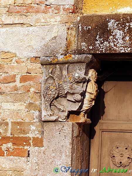 14-P5127301+.jpg - 14-P5127301+.jpg - Il capitello sinistro che regge l'architrave del portale della chiesa di S. Salvatore (XI sec.).