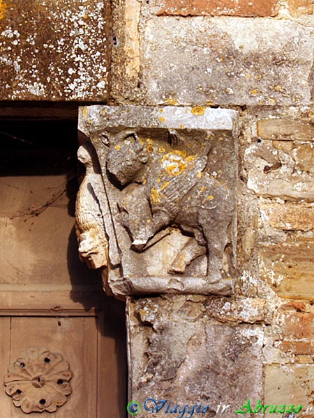 15-P5127302+.jpg - 15-P5127302+.jpg - Il capitello destro che regge l'architrave del portale della chiesa di S. Salvatore (XI sec.).