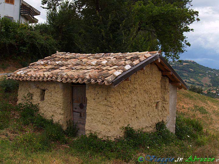 13-P8036019+.jpg - 13-P8036019+.jpg - Una vecchia casetta in terra cruda situata appena fuori le mura della frazione Castelbasso, antico borgo  medievale fortificato.