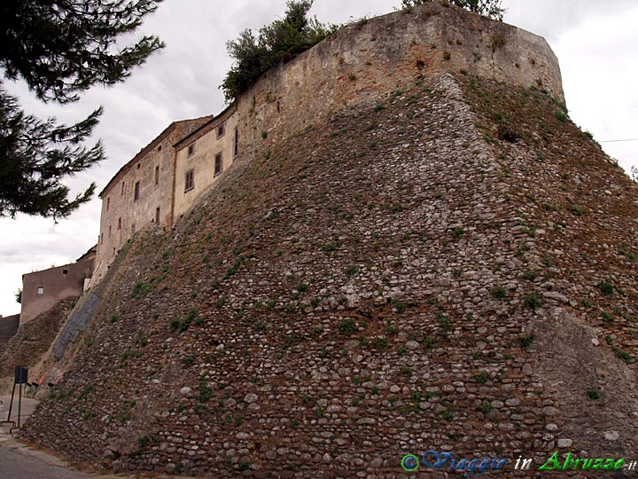 15-P8036029+.jpg - 15-P8036029+.jpg - La possente torre di avvistamento a pianta pentagonale e le mura della frazione Castelbasso (XI-XII sec.),   stupendo borgo medievale fortificato che fu feudo degli Acquaviva di Atri.