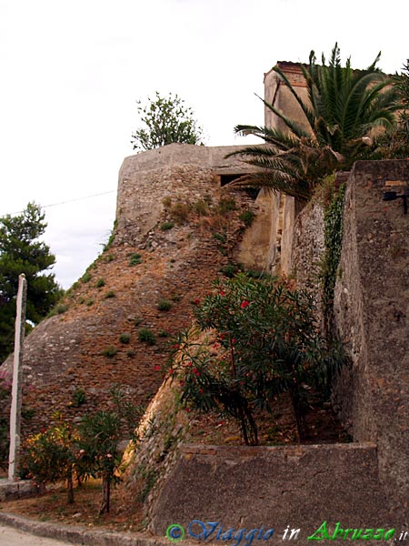 16-P8036033+.jpg - 16-P8036033+.jpg - La torre di avvistamento, a pianta pentagonale, nella frazione Castelbasso (XI-XII sec.), borgo medievale   fortificato che fu feudo degli Acquaviva.