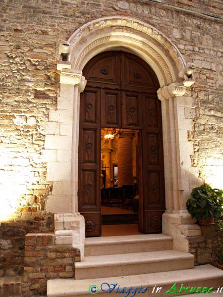 18-P8036069+.jpg - 18-P8036069+.jpg - Il magnifico portale trecentesco della chiesa romanica di "S. Pietro" (XIV sec.) nella frazione Castelbasso.