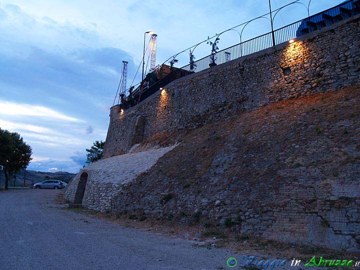 29-P8036139+.jpg - 29-P8036139+.jpg - Le antiche mura della frazione Castelbasso (XI-XII sec.), borgo medievale fortificato di notevole bellezza.