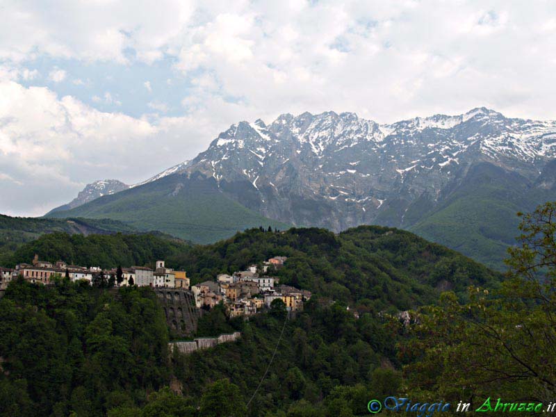 01-P4246022+.jpg - 01-P4246022+.jpg - Panorama di Castelli, celebre per la produzione di ceramica d'arte. Il borgo è dominato dal Monte Camicia (2.570 m.), una delle vette più alte della catena del Gran Sasso d'Italia.