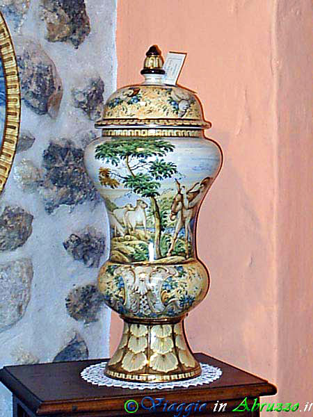06-PIC_0140+.jpg - 06-PIC_0140+.jpg - Vaso in ceramica di Castelli esposto in un negozio del paese.