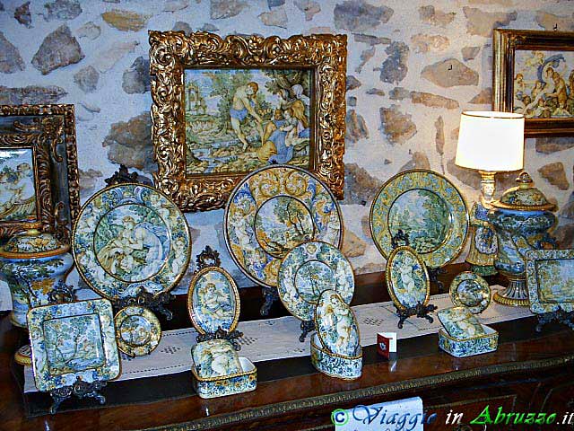 11-PIC_0145+.jpg - 11-PIC_0145+.jpg - Pregevoli oggetti in ceramica esposti in un negozio di Castelli.