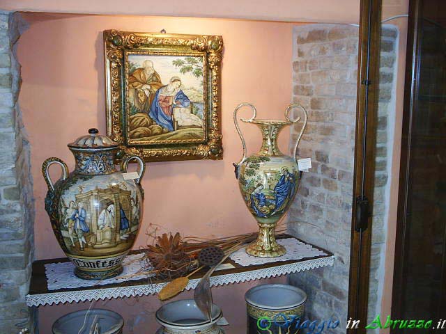 13-PIC_0134+.jpg - 13-PIC_0134+.jpg - Pregevoli oggetti in ceramica esposti in un negozio di Castelli.