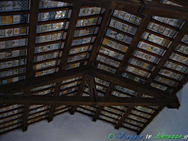 19-PIC_0152+.jpg - 19-PIC_0152+.jpg - Il soffitto in mattonelle di maiolica  del XVII secolo, nella piccola chiesa di S. Donato, poco lontano dal borgo.