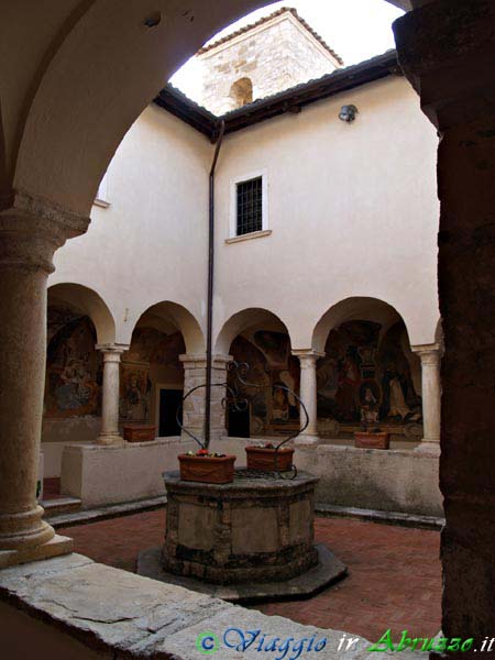 22-P4013627+.jpg - 22-P4013627+.jpg - Il chiostro del Museo della Ceramica di Castelli.