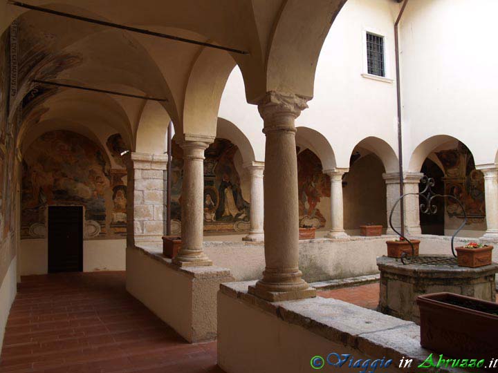 23-P4013631+.jpg - 23-P4013631+.jpg - Il chiostro del Museo della Ceramica di Castelli.