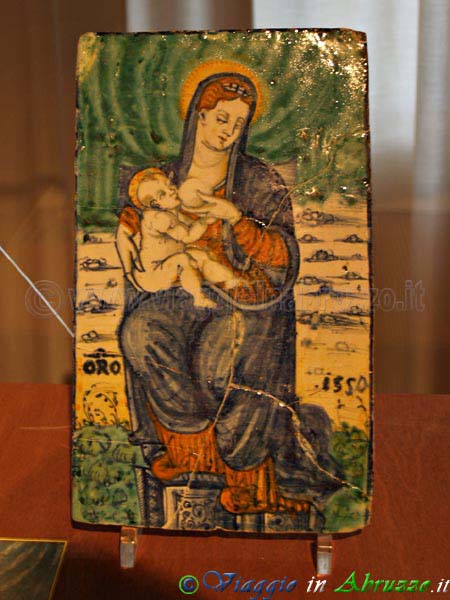 24-P4013594+.jpg - 24-P4013594+.jpg - Museo della Ceramica di Castelli: Mattonella con la "Madonna che allatta il Bambino" (1551, Orazio di Pompeo). Il capolavoro fu rubato nel 1977 e recuperato a Londra nel 1993. Durante questi anni la mattonella subì alcune modifiche, tra cui la data che portava impressa (1551 anzichè 1550), e fu sottoposta a nuova cottura che ne determinò la irrimediabile rottura.