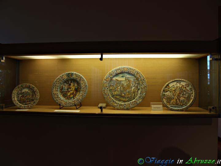 30-P4013598+.jpg - 30-P4013598+.jpg - Museo della Ceramica di Castelli.
