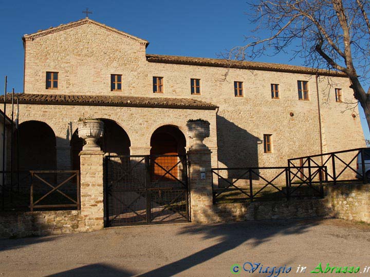 07-P1010674+.jpg - 07-P1010674+.jpg - L'ex convento di "S. Maria di Monte Oliveto" (XVI sec.), poco distante dal centro abitato.