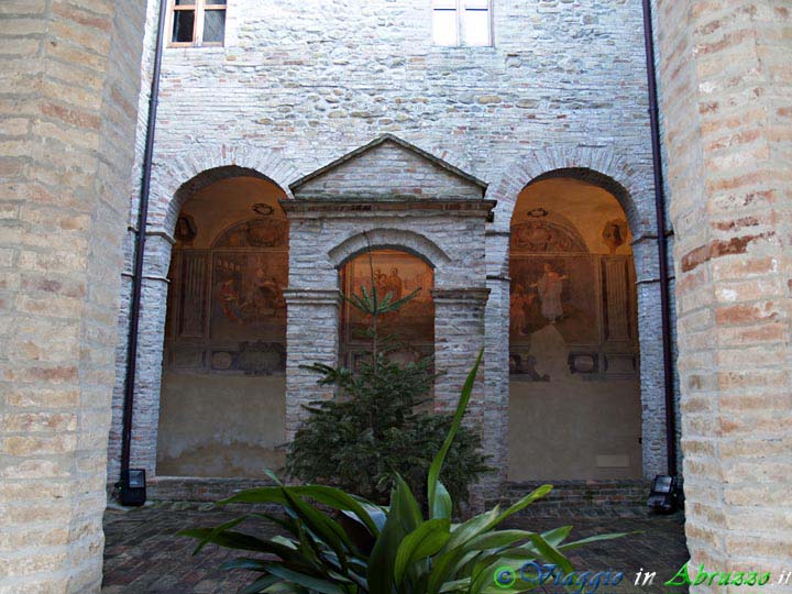 09-P1010679+.jpg - 09-P1010679+.jpg - Il chiostro dell'ex convento di "S. Maria di Monte Oliveto" (XVI sec.).