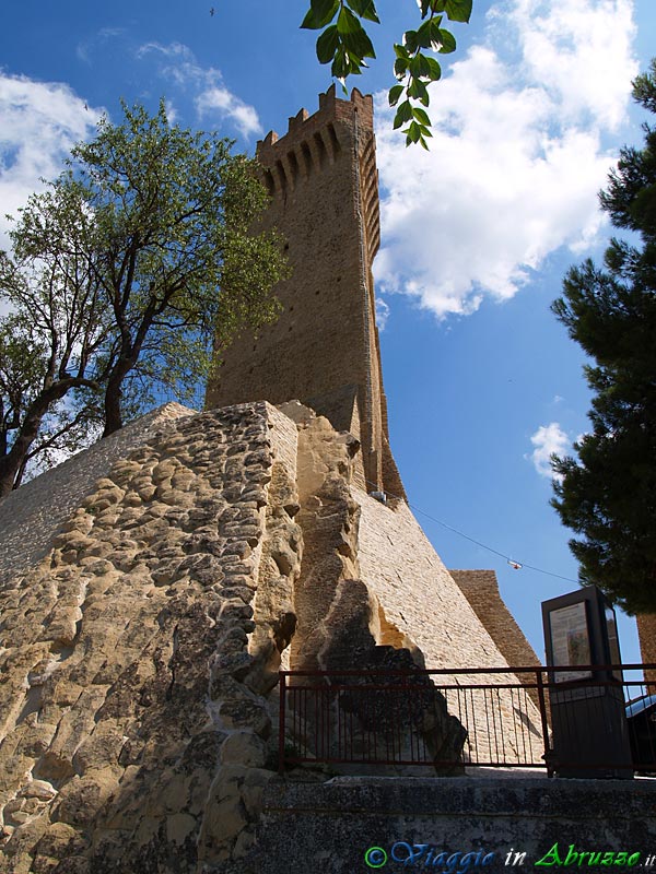 07-P8269877+.jpg - 07-P8269877+.jpg - La originale torre triangolare medievale (XII-XIII sec.) nella frazione di Montegualtieri. Il torrione, alto 18 m., fu eretto a guardia della sottostante vallata del Vomano.