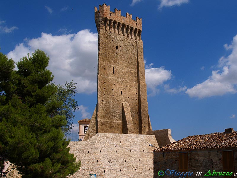 08-P8269859+.jpg - 08-P8269859+.jpg - La originale torre triangolare medievale (XII-XIII sec.) nella frazione di Montegualtieri.  Il torrione, alto 18 m.,   domina la sottostante vallata del Vomano.