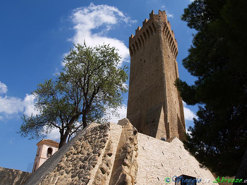 09-P8269879+.jpg - 09-P8269879+.jpg - La torre triangolare medievale (XII-XIII sec.) di Montegualtieri, alta 18 m., fu eretta a  guardia della sottostante vallata del Vomano.