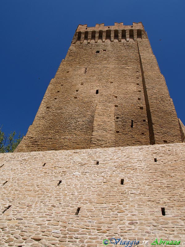10-P8269864+.jpg - 10-P8269864+.jpg - La originale torre (XII-XIII sec.) di forma triangolare nella frazione di Montegualtieri.