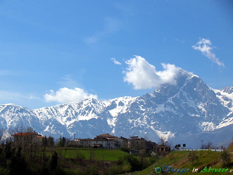 03-P4013290+.jpg - 03-P4013290+.jpg - Panorama del borgo, dominato dai monti innevati del Gran Sasso d'Italia (2.912 m.), la montagna più alta   della catena appenninica.