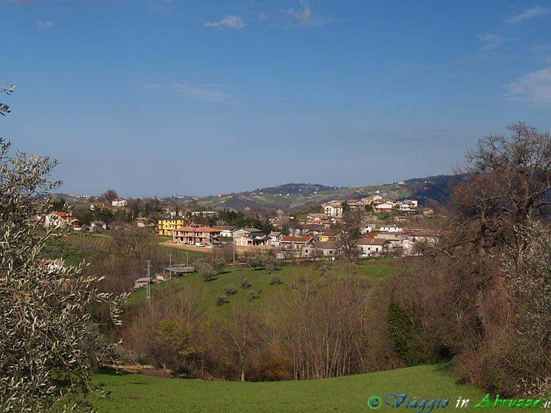 10-P3292298+.jpg - 10-P3292298+.jpg - Panorama di una piccola frazione di Colledara.