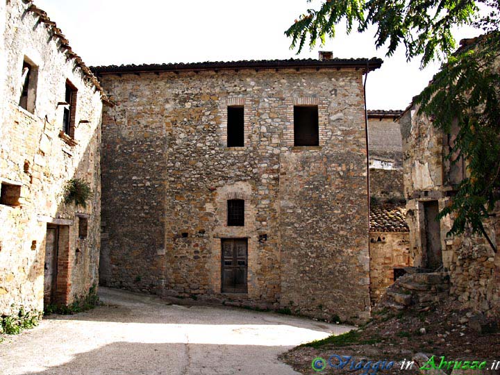 15-P8209050+.jpg - 15-P8209050+.jpg - Il piccolo borgo medievale di Castrum Leonis Vallis (Castiglione della Valle).