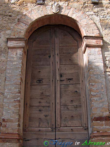 16-HPIM4747+.jpg - 16-HPIM4747+.jpg - Il portale di una casa nel borgo medievale di Castrum Leonis Vallis (Castiglione della Valle), piccola  frazione di Colledara.