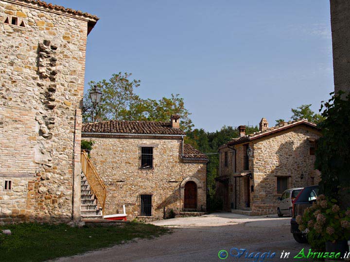 17-P8209004+.jpg - 17-P8209004+.jpg - Il piccolo borgo medievale di Castrum Leonis Vallis (Castiglione della Valle).
