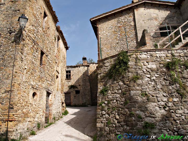 18-P8208973+.jpg - 18-P8208973+.jpg - Il piccolo borgo medievale di Castrum Leonis Vallis (Castiglione della Valle), frazione di Colledara.