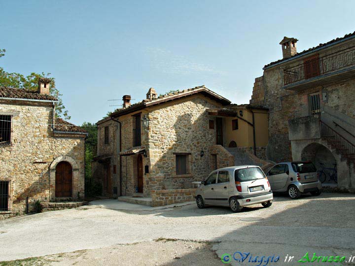 20-P8208995+.jpg - 20-P8208995+.jpg -  Il piccolo borgo medievale di Castrum Leonis Vallis (Castiglione della Valle).