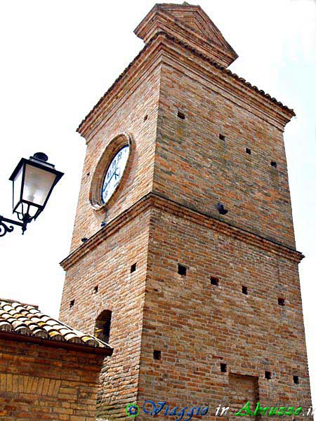 15-P5025402+.jpg - 15-P5025402+.jpg - Il campanile della chiesa di S. Cipriano e S. Giustina.