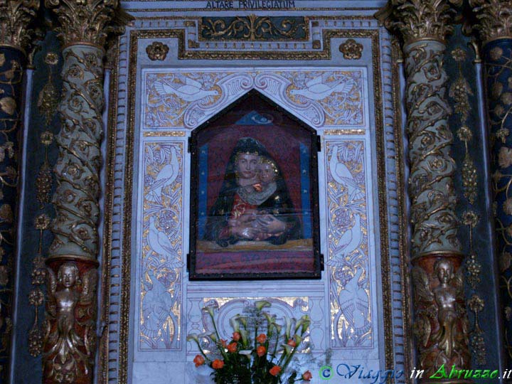 05-P5025490+.jpg - 05-P5025490+.jpg - Chiesa di S. Maria delle Grazie: altorilievo in terracotta policroma della "Madonna con Bambino".