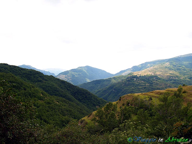 01-P7022297+.jpg - 01-P7022297+.jpg - Il contesto ambientale nel quale sorge il borgo montano di Crognaleto (1.105 m. slm.). Il territorio comunale, ricco di boschi e di corsi d'acqua, è suddiviso in una ventina di minuscole frazione, tutte di notevole bellezza, situate sui lussureggianti Monti della Laga, ad altitudini comprese tra i 555 m. di Santa Croce e i 1.141 m. di Cesacastina.