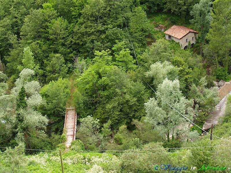 07-P7022330+.jpg - 07-P7022330+.jpg - Un vecchio mulino ad acqua, raggiungibile attraverso un suggestivo ponte di legno, nella frazione Cervaro (877 m. s.l.m.).