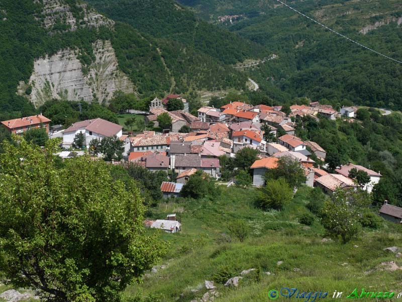08-P1040785+.jpg - 08-P1040785+.jpg - Cesacastina (1.140 m. s.l.m.), la frazione più elevata del comune di Crognaleto. A monte del piccolo borgosi trova la stupenda "Valle delle 100 cascate", uno dei luoghi  più incantevoli e spettacolari d'Abruzzo. 
